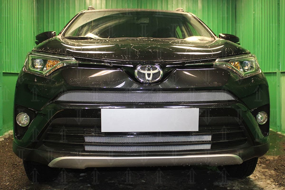 Защитная сетка радиатора ProtectGrille нижняя для Toyota RAV4 2 части (2015-2019 Хром)