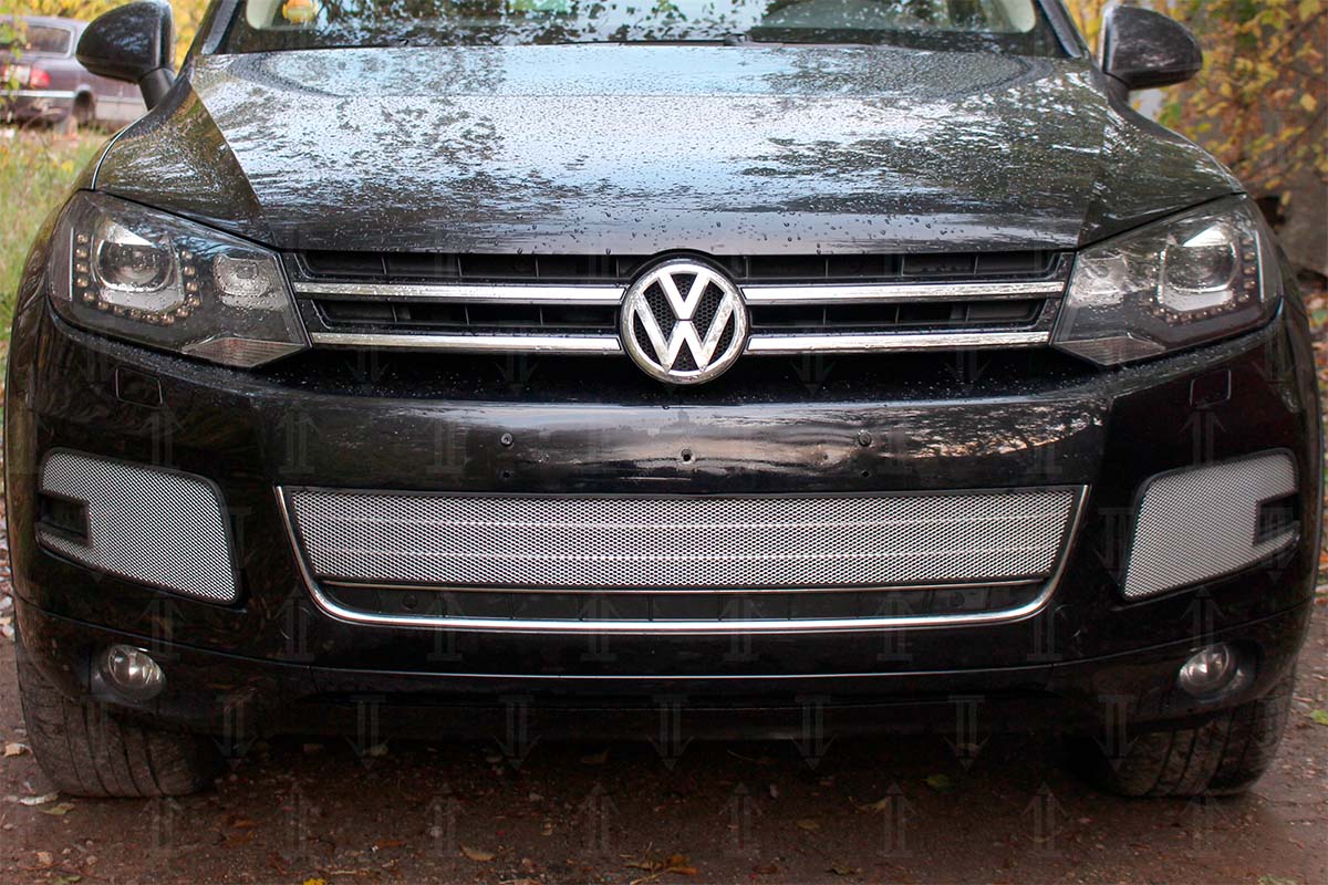 Защитная сетка радиатора ProtectGrille центральная часть для Volkswagen Touareg (2010-2014 Хром)