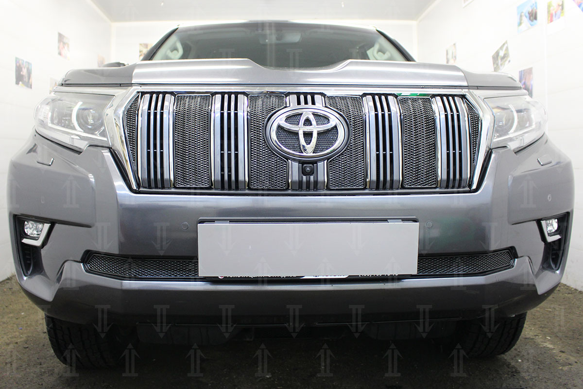 Защитная сетка радиатора ProtectGrille Premium верхняя для Toyota Land Cruiser Prado 150 (2017-н.в. Черная)