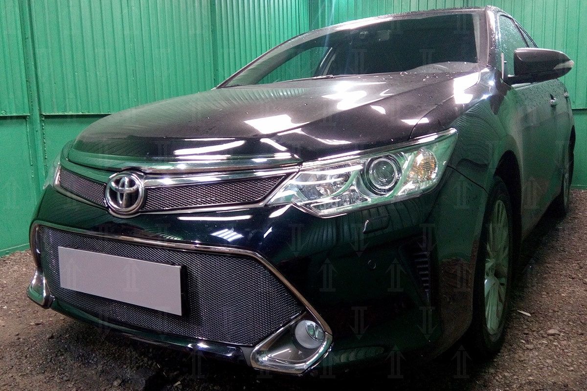 Защитная сетка радиатора ProtectGrille Premium верхняя для Toyota Camry (2015-н.в. Черная)