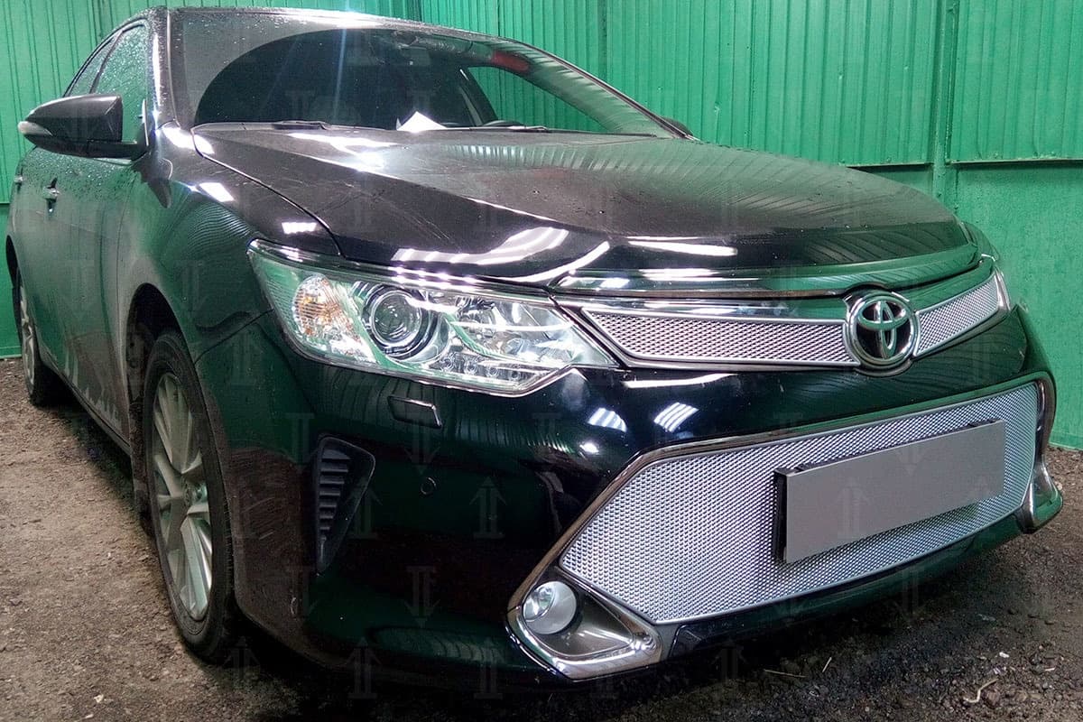 Защитная сетка радиатора ProtectGrille Premium верхняя для Toyota Camry (2015-н.в. Хром)