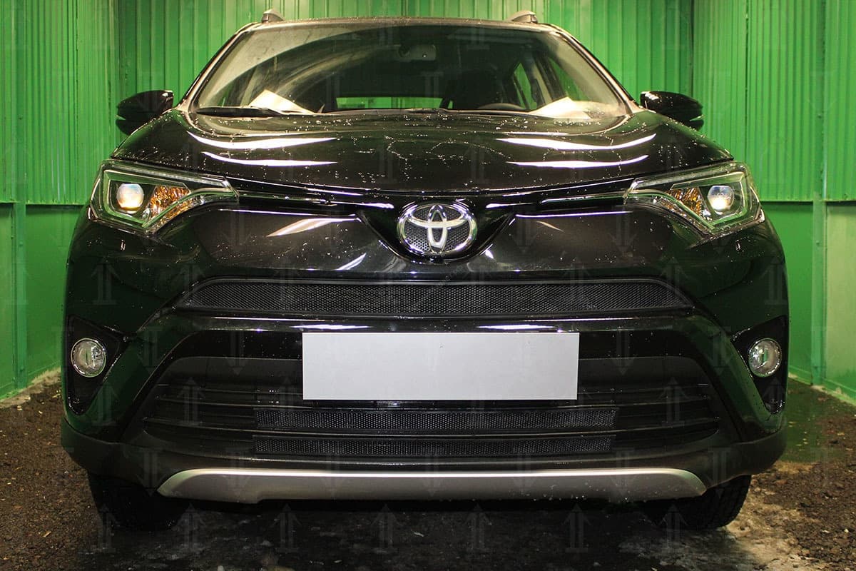 Защитная сетка радиатора ProtectGrille верхняя для Toyota RAV4 (2015-2019 Черная)
