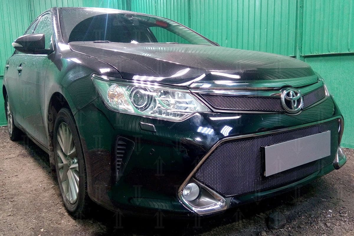 Защитная сетка радиатора ProtectGrille Premium нижняя для Toyota Camry (2015-н.в. Черная)