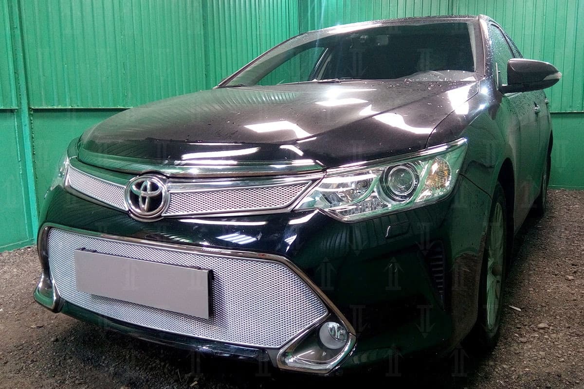 Защитная сетка радиатора ProtectGrille Premium нижняя для Toyota Camry (2015-н.в. Хром)