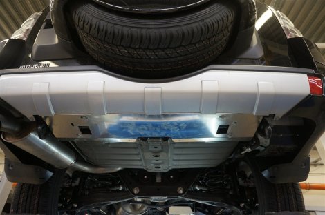 Алюминиевая защита свеса заднего бампера АВС-Дизайн для Mitsubishi Pajero (2006-н.в.)