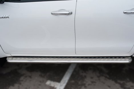 Пороги Russtal 42 мм с алюминиевым листом Вариант 1 для Toyota Hilux (2015-2020)