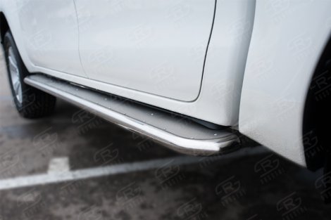 Пороги Russtal 42 мм с нержавеющим листом Вариант 3 для Toyota Hilux Black Onyx (2020-н.в.)