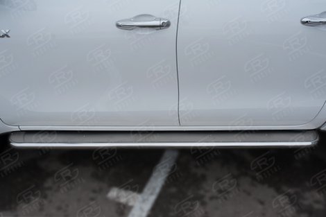 Пороги Russtal 42 мм с нержавеющим листом Вариант 3 для Toyota Hilux Black Onyx (2020-н.в.)