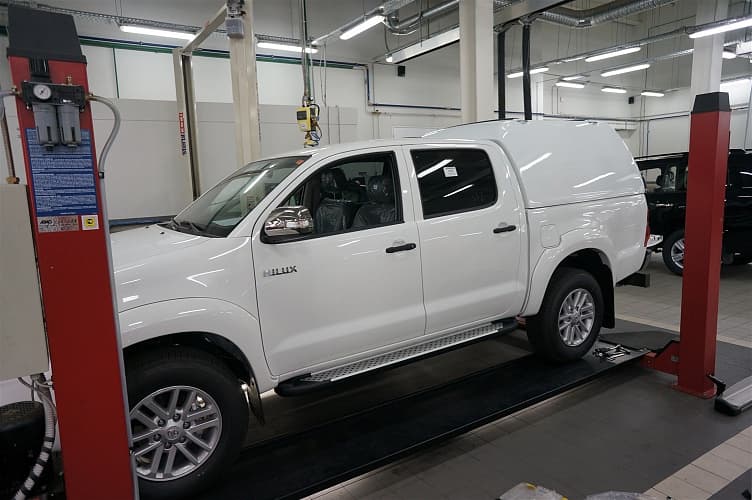 Пороги алюминиевые (Sapphire Silver) для Toyota HiLux