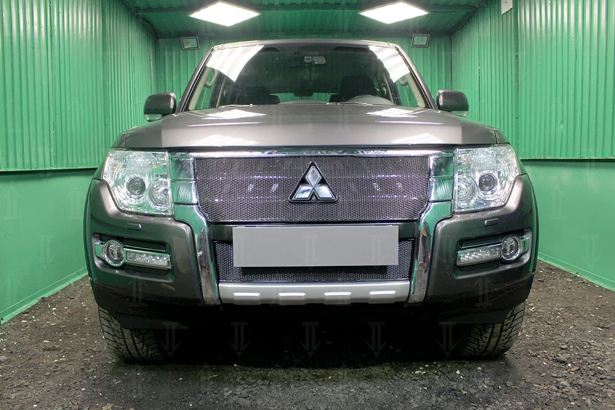 Защитная сетка радиатора ProtectGrille Premium верхняя для Mitsubishi Pajero IV (2015-2016 Черная)