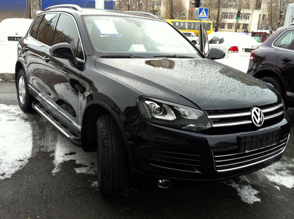 Пороги алюминиевые (Corund Silver) для Volkswagen Touareg