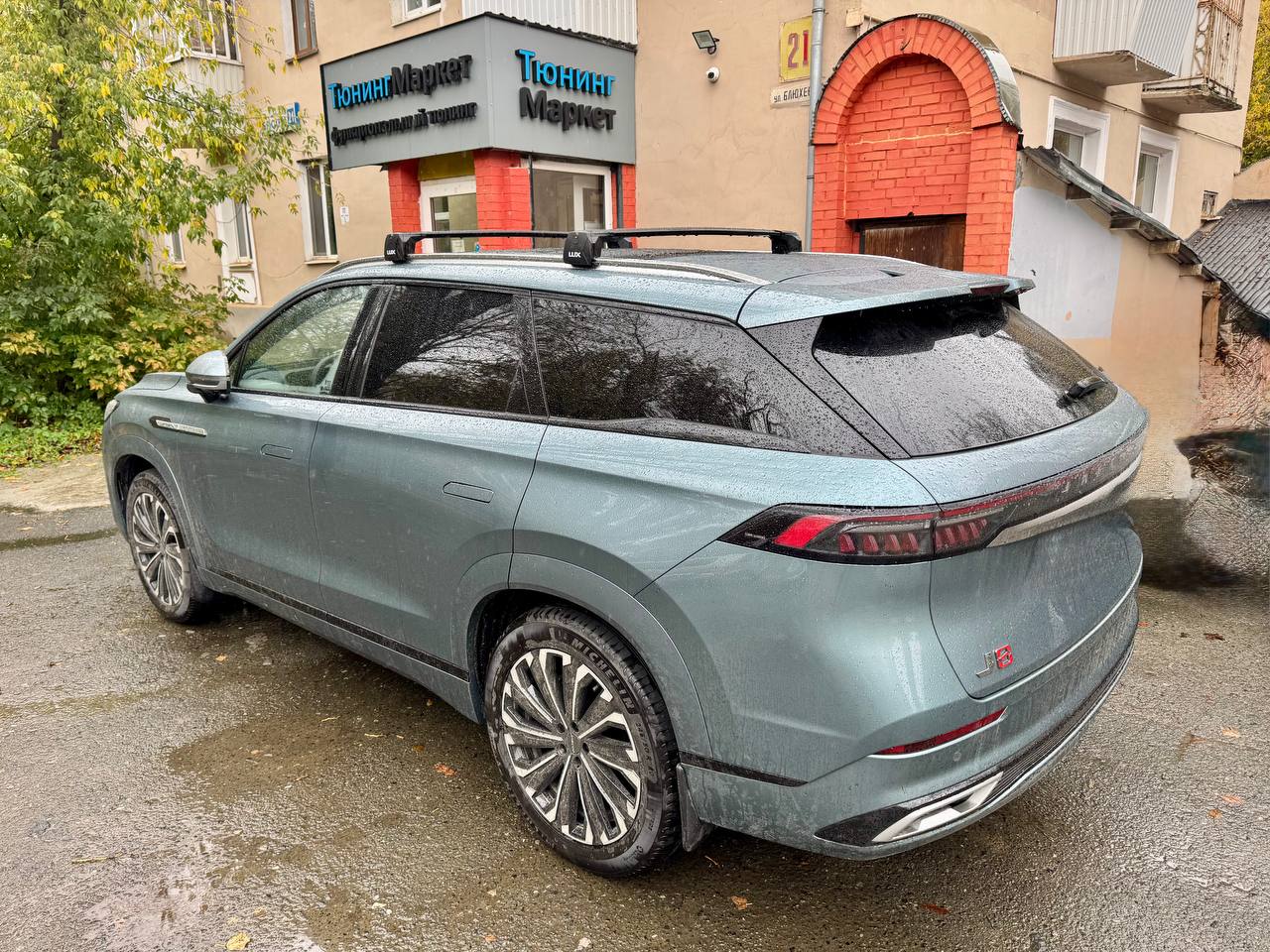 Багажник LUX SCOUT-2 на черных поперечинах для интегрированных рейлингов