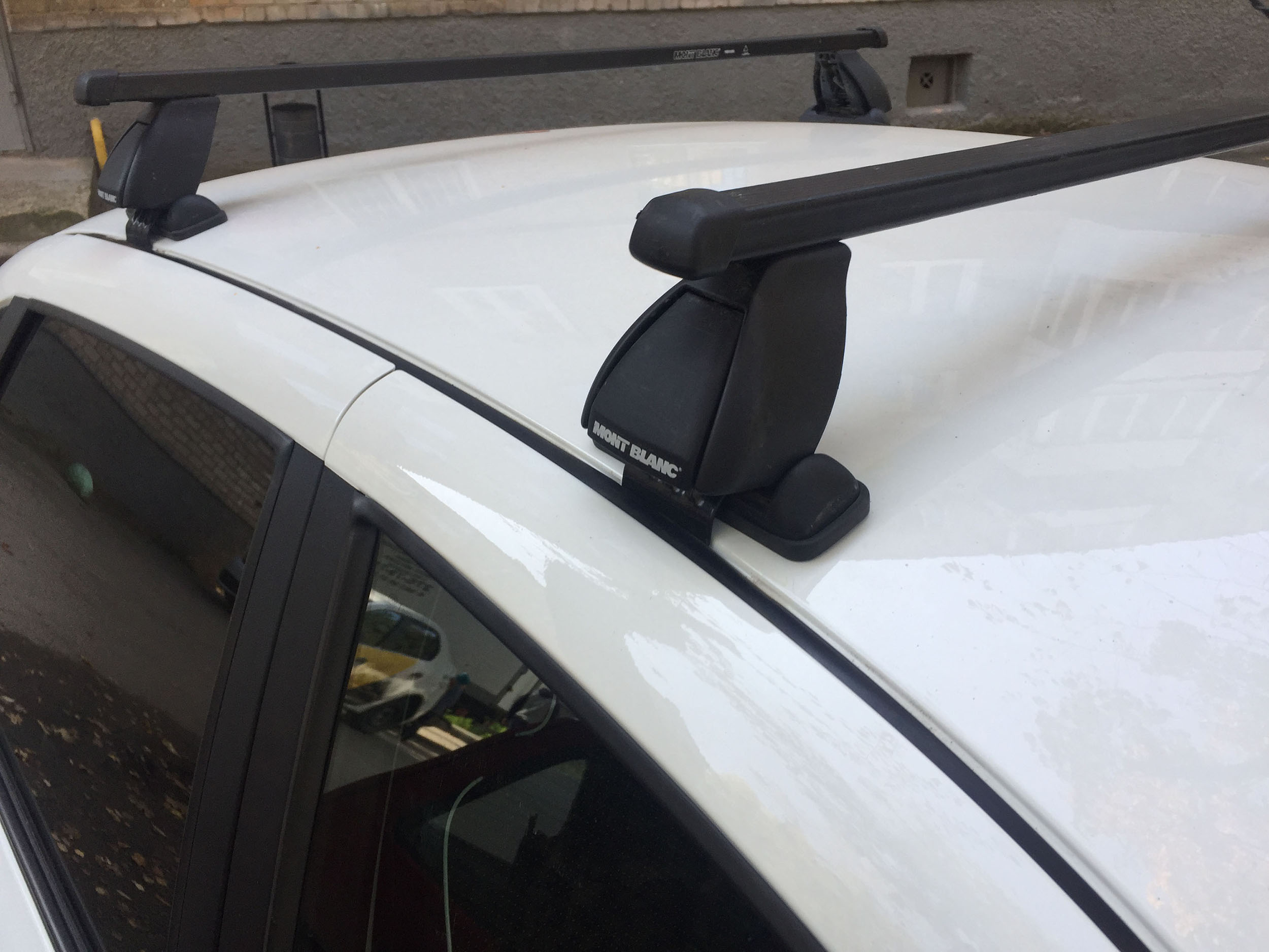Багажник MontBlanc на прямоугольных дугах для Lada Granta