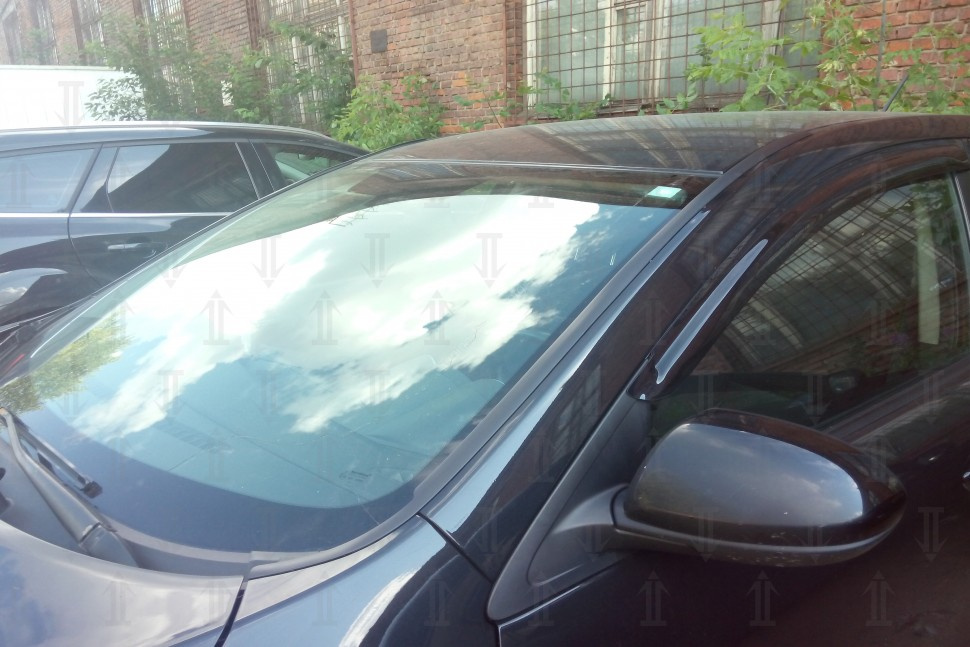 Водосток лобового стекла для Mazda 3 (2009-2013)