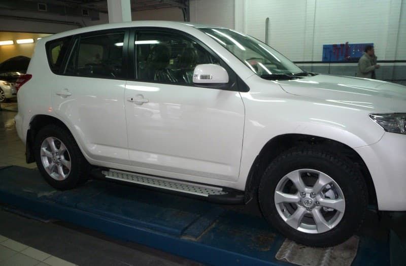 Пороги алюминиевые (Sapphire Silver) для Toyota RAV4