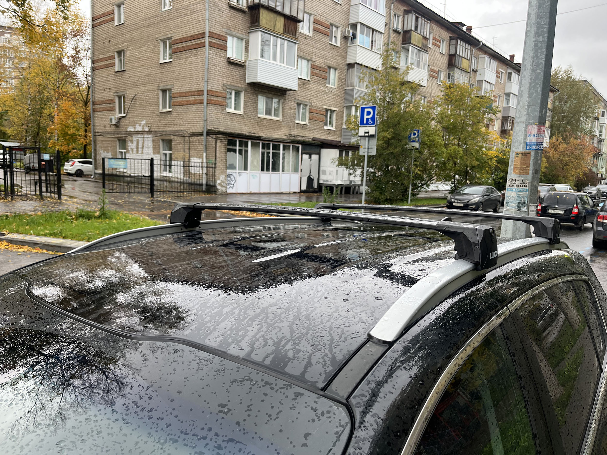 Багажник LUX Scout на черных аэродинамических дугах для Kia Sportage (2021-н.в.)