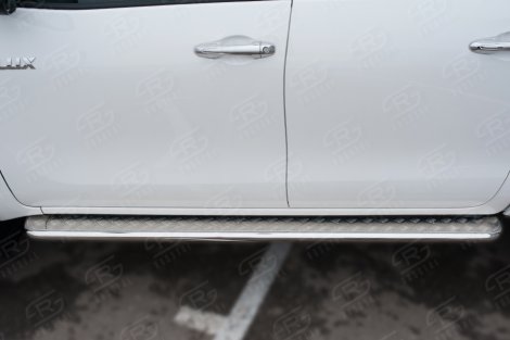 Пороги Russtal 42 мм с алюминиевым листом Вариант 2 для Toyota Hilux Black Onyx (2020-н.в.)