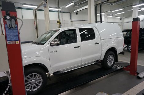 Пороги алюминиевые (Sapphire Silver) для Toyota HiLux