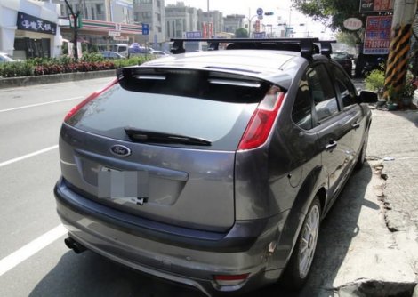 Багажник Thule SquareBar на стальных дугах для Ford Focus 5-дв хетчбэк (2005-2010)