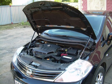 Газовые упоры (амортизаторы) капота A-ENGINEERING для Nissan Tiida (2004-2014)