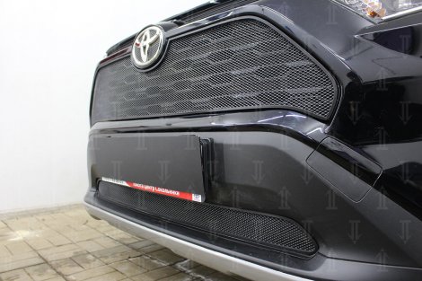Защитная сетка радиатора ProtectGrille верхняя для Toyota RAV4 (черная)