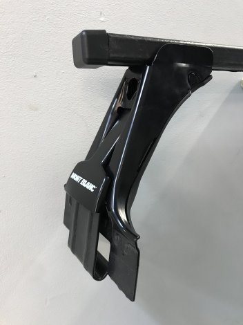 Багажник MontBlanc на прямоугольных дугах для Toyota Corolla седан (1998-2002)