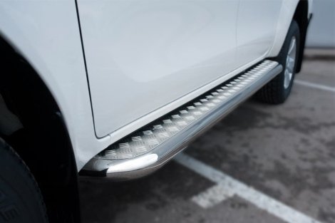 Пороги Russtal 63 мм с алюминиевым листом Вариант 1 для Toyota Hilux (2015-2020)