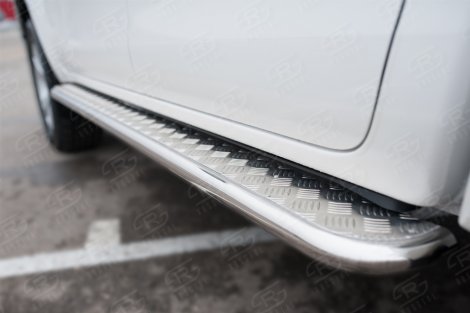 Пороги Russtal 42 мм с алюминиевым листом Вариант 2 для Toyota Hilux Black Onyx (2020-н.в.)