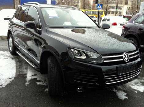 Пороги алюминиевые (Corund Silver) для Volkswagen Touareg