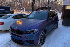 Багажником Thule WingBar Edge Black с лыжным креплением Thule SnowPack Extender Black на BMW X5