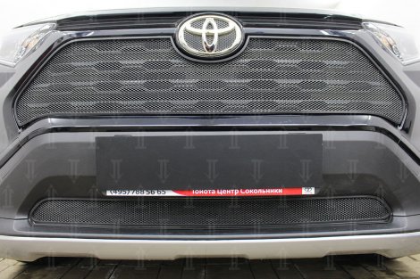 Защитная сетка радиатора ProtectGrille верхняя для Toyota RAV4 (черная)