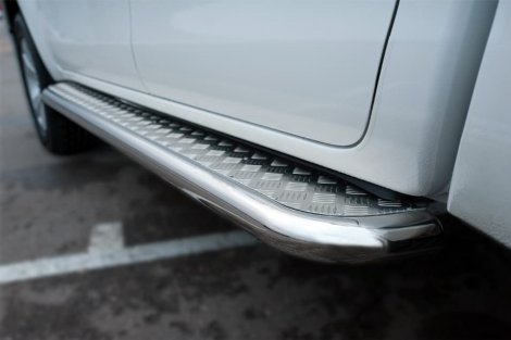 Пороги Russtal 63 мм с алюминиевым листом Вариант 1 для Toyota Hilux (2015-2020)