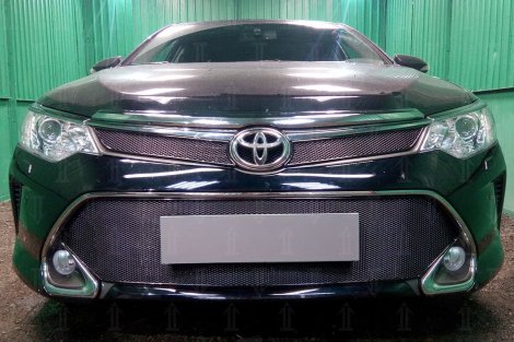 Защитная сетка радиатора ProtectGrille Premium верхняя для Toyota Camry (2015-н.в. Черная)