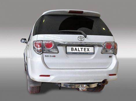 Фиксированный фаркоп Baltex с нержавеющей накладкой для Toyota Fortuner (2013-2016)