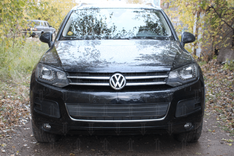 Защитная сетка радиатора ProtectGrille центральная часть для Volkswagen Touareg (2010-2014 Черная)