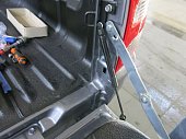 Газовый упор (амортизатор) заднего борта Rival 2AB.ST.4007.1 для Mitsubishi L200 (с пластинами)
