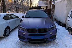 Багажником Thule WingBar Edge Black с лыжным креплением Thule SnowPack Extender Black на BMW X5