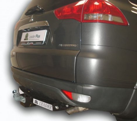 Фиксированный фаркоп Leader Plus с нержавеющей пластиной для Mitsubishi Pajero Sport (2008-2015)